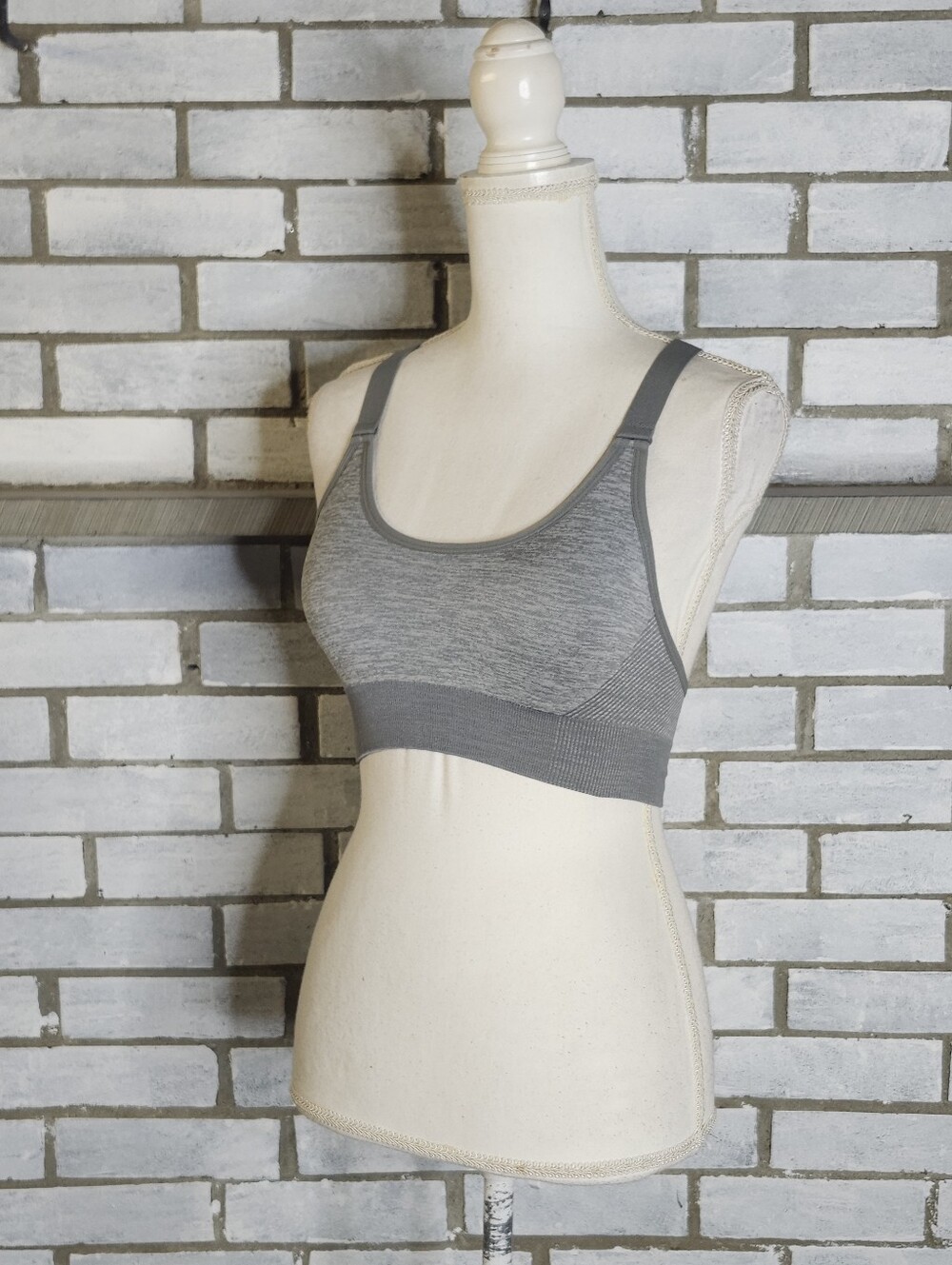 • Avia Women's Racerback Sports Bra Small Gray Removable Pads Adjustable Straps